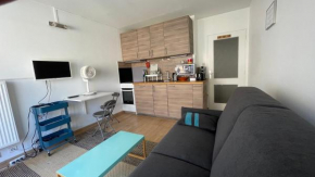 Studio plein centre, calme, parking inclus, piscine et gardien